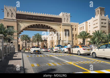 Das Madinat Jumeirah Eingangsschild in Dubai, Vereinigte Arabische Emirate, Naher Osten. Stockfoto