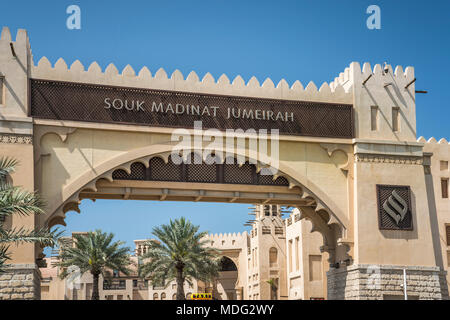 Das Madinat Jumeirah Eingangsschild in Dubai, Vereinigte Arabische Emirate, Naher Osten. Stockfoto