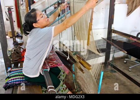 Eine Lao Weaver an Carol Cassidys Textilien Werkstatt, Atelier und Galerie, Vientiane, Laos. 2015. Stockfoto