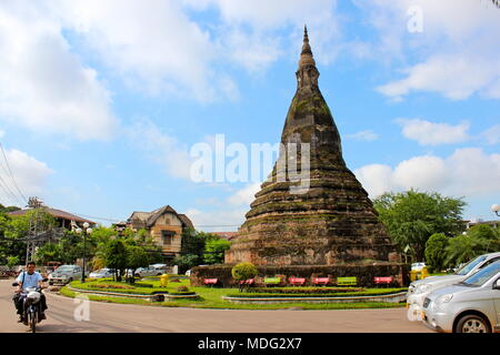 , Dam, oder schwarz Stupa, in der Innenstadt von Vientiane, Laos. 2015. Stockfoto