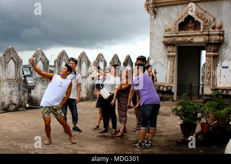 Chinesische Touristen nehmen eine Gruppe selfie auf patuxai ist ein Krieg Denkmal im Zentrum von Vientiane, Laos, 2015. Stockfoto