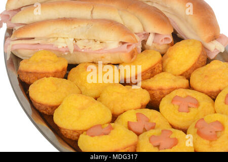 Schinken und Käse Salat submarine Sandwich aus frischem Baguette. Proja - Balkan Brot aus Mais Stockfoto