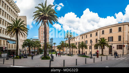 Panoramablick auf den Platz in der Stadt Sassari in einem cludy Tag des Frühlings Stockfoto