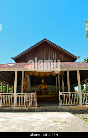 Golden Buddha Einblicke aus einer bescheidenen Tempel gerade außerhalb von Vientiane, Laos. September 2015. Stockfoto