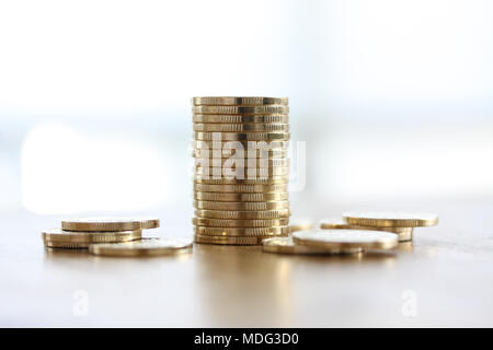 Stapel von Goldmünzen auf weißem Hintergrund mit Münzen liegen auf weißem Hintergrund. Stockfoto