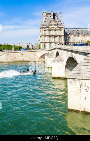 Französische wasser Polizisten in einem Boot auf der Seine in der Nähe von Flora Pavillon ot der Louvre und Pont Royal. Paris. Frankreich Stockfoto