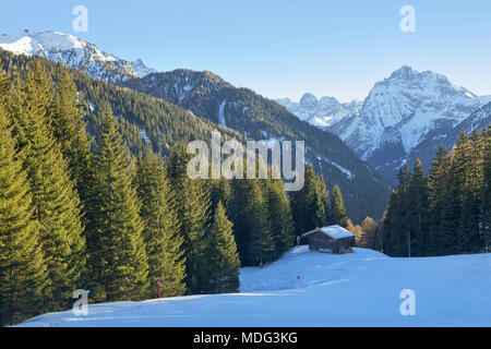 Wunderschöne Aussicht auf traditionellen, rustikalen hölzernen Berghütte in den italienischen Dolomiten. Val di Fassa Ski Area, Trentino-Alto Adige, Italien - Stockfoto