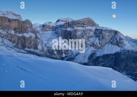 Panoramablick auf die Val di Fassa ski resort in Italien, Dolomiten, Trentino-Alto Adige, Italien - Stockfoto