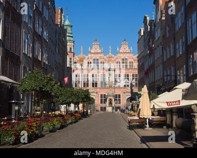 Piwna Straße in der Altstadt von Danzig, Polen, Fußgängerzone mit Open-Air-Restaurants und die rosa barocke Gebäude des Großen Arsenal am Ende Stockfoto