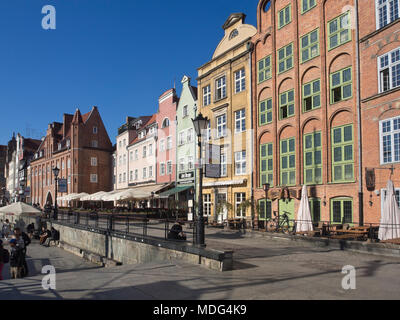 Alten bunten Fassaden entlang der Hafenpromenade in der Stadt, Glowne Miasto, Danzig, Polen Stockfoto