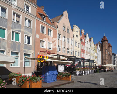 Alten bunten Häuserfassaden mit Restaurants entlang der Hafenpromenade in der Stadt, Glowne Miasto, Danzig, Polen Stockfoto