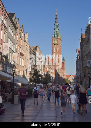 Dluga Straße, Lange Straße, in Danzig, Polen, mit Touristen überfüllt, das historische Rathaus mit Glockenturm beherbergt heute das Historische Museum Stockfoto