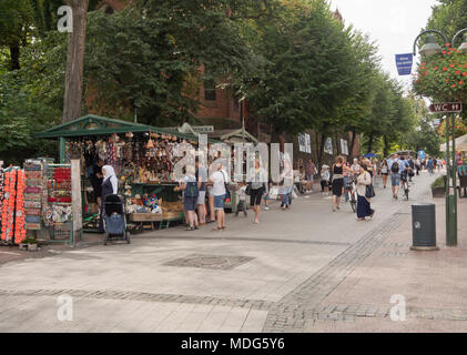 Souvenirstände auf der Bohaterów Monte Cassino Straße im Sommer Urlaubsort in der Nähe von Danzig, Sopot Polen an der Ostseeküste Stockfoto