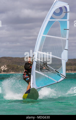 Männer windsurfer Surfen in der Lagune Stockfoto