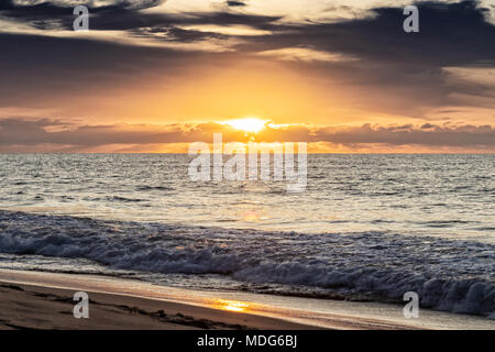 Schönen Sonnenuntergang am Cabo Ledo Strand. Angola. Afrika. Stockfoto