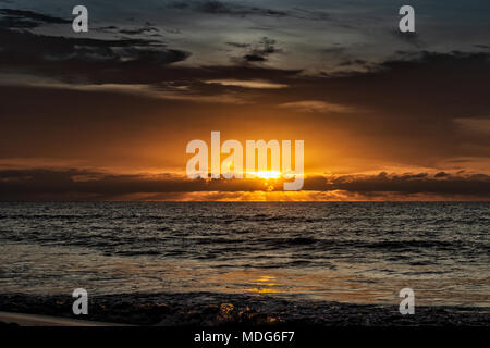 Schönen Sonnenuntergang am Cabo Ledo Strand. Angola. Afrika. Stockfoto