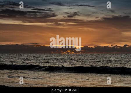 Schönen Sonnenuntergang am Cabo Ledo Strand. Angola. Afrika. Stockfoto