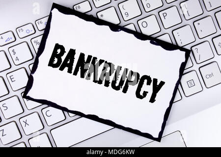 Konzeptionelle Hand schreiben angezeigt). Business Foto präsentieren Unternehmen unter Finanzkrise in Konkurs geht mit rückläufigen Umsatz geschrieben Weiß S Stockfoto