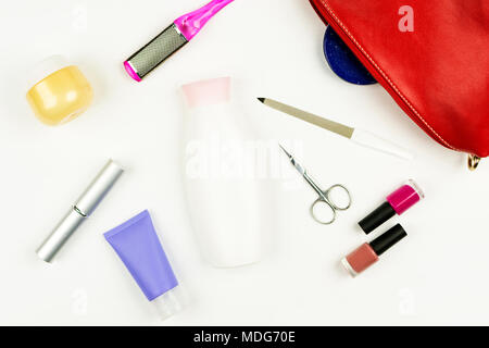Modische weiblichen Zubehör. Kosmetik und Accessoires für Maniküre oder Pediküre, rote Tasche Kosmetik, Nagelfeile, Nagellack und Entferner, Schere, Co Stockfoto
