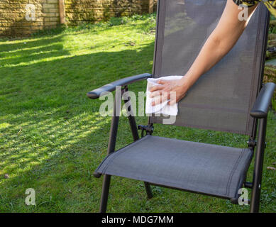 Reinigung von Gartenmöbeln. Stockfoto