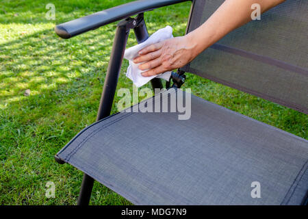 Reinigung von Gartenmöbeln. Stockfoto