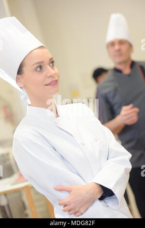 Zuversichtlich Köchin in der gewerblichen Küche Stockfoto