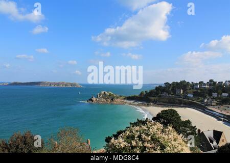 Berühmten Panorama von Trestrignel Strand in Perros Guirec auf rosa Granit Küste, Bretagne, Frankreich Stockfoto