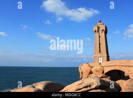 Das ruz Leuchtturm in Ploumanach auf rosa Granit Küste, Bretagne, Frankreich Stockfoto