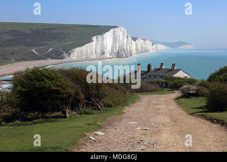 Seaford, East Sussex, England. 19. April 2018. Fabelhafte Frühlingssonne mit Blick auf die sieben Schwestern, East Sussex. Stockfoto