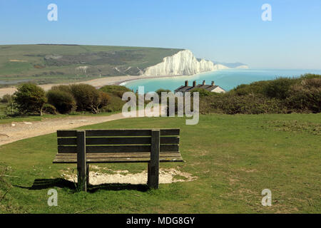 Seaford, East Sussex, England. 19. April 2018. Fabelhafte Frühlingssonne aus Seaford Head mit Blick auf die sieben Schwestern, East Sussex. Stockfoto