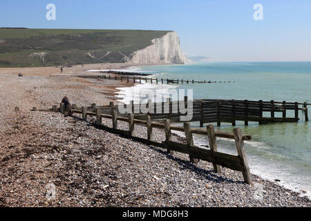 Seaford, East Sussex, England. 19. April 2018. Fabelhafte Frühlingssonne am Strand von Cuckmere Haven mit Blick auf die sieben Schwestern, East Sussex. Stockfoto