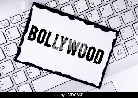Konzeptionelle Hand schreiben Bollywood angezeigt. Business Foto präsentiert das indische Kino eine Quelle der Unterhaltung geschrieben Weiß Haftnotiz Papier abgelegt. Stockfoto