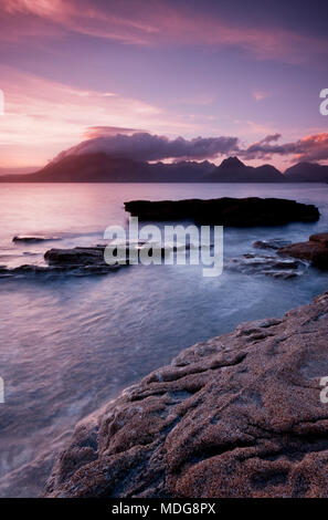 Sonnenuntergang über den Cuillin Mountains von elgol gesehen auf der Insel Skye, Schottland, Großbritannien Stockfoto