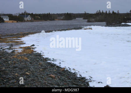 Wellen gegen die Barriere und Verschütten in Big Lake am Long Beach, Lower East Chezzetcook, Nova Scotia, Kanada Stockfoto