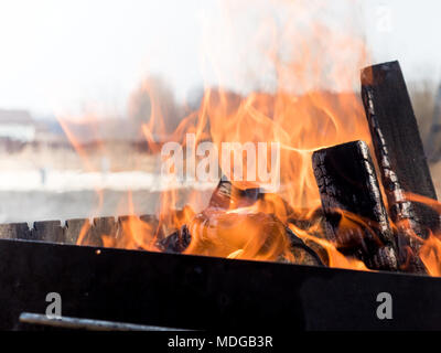 Feuer, die bei der Verbrennung von Holz in den Grill im Freien. Stockfoto