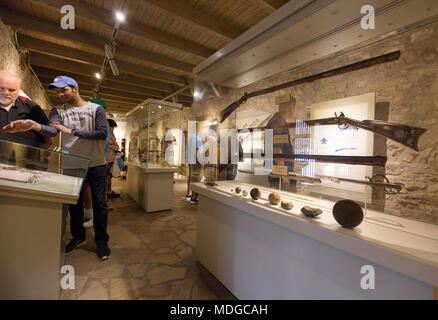 Touristen lernen über die Schlacht von Alamo in Alamo Mission Museum, San Antonio, Texas, Vereinigte Staaten von Amerika Stockfoto