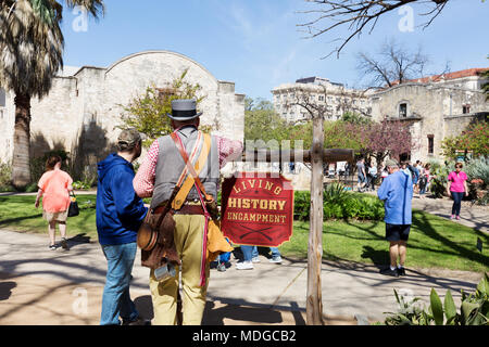 Touristen lernen über die Schlacht von Alamo an der Living History Encampment, Alamo Mission Museum, San Antonio, Texas, Vereinigte Staaten von Amerika Stockfoto