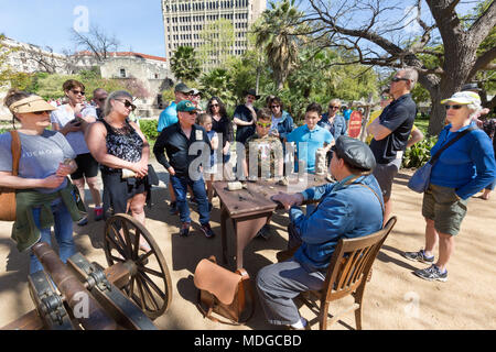 Touristen lernen über die Schlacht von Alamo am Alamo Mission Museum, San Antonio, Texas, Vereinigte Staaten von Amerika Stockfoto