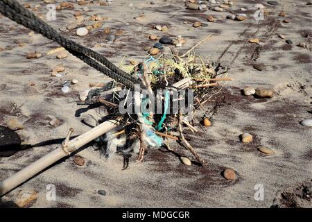 Strandgut auf die Flut an Montalivet, Aquitaine, Frankreich, mit Kunststoffen und Mikroperlen Stockfoto