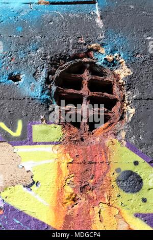 Abstract anzeigen Rost Bügeleisen auf einem Beton Bunker der Atlantischen Küste von Aquitanien Stockfoto