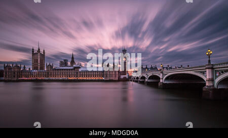 Wolken erstrecken sich über die Häuser des Parlaments, wie die Sonne. Stockfoto