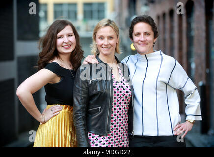 (Von links nach rechts) die Moderatoren Racheal Hogg, Vicki Butler-Henderson und Erin Baker im Soho Hotel London, die am Freitag, dem 20. April, den Start von „The REV Test“ vorführen, der ersten Test- und Review-Serie mit weiblicher Front in Großbritannien, die auf dem offiziellen YouTube-Kanal von Auto Trader ausgestrahlt wird. Stockfoto