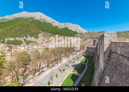 Celano, Italien - ein Bergdorf in der Provinz L'Aquila, Abruzzen, neben der Stadt von Avezzano, mit der mittelalterlichen Burg Piccolomini Stockfoto