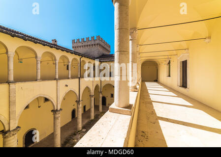 Celano, Italien - ein Bergdorf in der Provinz L'Aquila, Abruzzen, neben der Stadt von Avezzano, mit der mittelalterlichen Burg Piccolomini Stockfoto