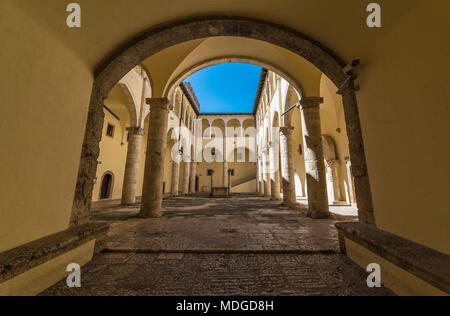 Celano, Italien - ein Bergdorf in der Provinz L'Aquila, Abruzzen, neben der Stadt von Avezzano, mit der mittelalterlichen Burg Piccolomini Stockfoto