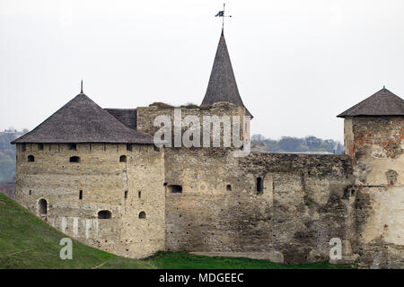 Kamianets Podilskyi Festung aus dem 14. Jahrhundert. Blick auf die Stadtmauer mit Türmen an den frühen Frühling, Ukraine. Stockfoto