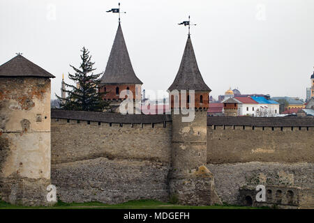 Kamianets Podilskyi Festung aus dem 14. Jahrhundert. Blick auf die Stadtmauer mit Türmen an den frühen Frühling, Ukraine. Stockfoto