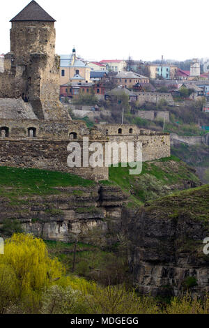 Kamianets Podilskyi Festung aus dem 14. Jahrhundert. Blick auf die Stadtmauer mit Türmen an den frühen Frühling, Ukraine. Stockfoto
