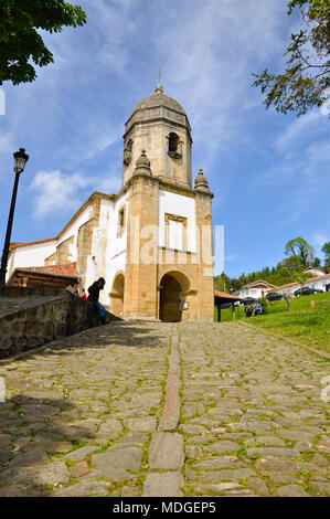 Außenansicht der Santa María de Sabada Kirche in Lastres (Asturien, Spanien) Stockfoto