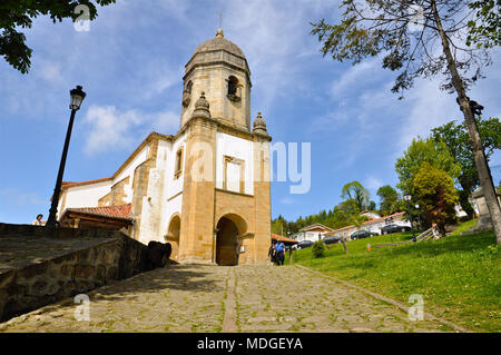 Außenansicht der Santa María de Sabada Kirche in Lastres (Asturien, Spanien) Stockfoto